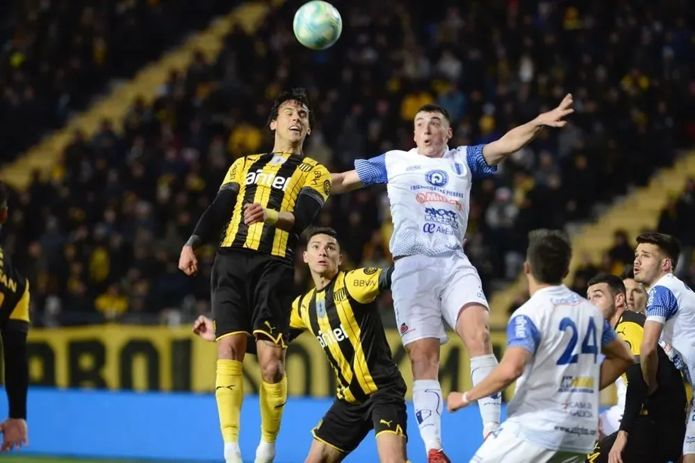 Llegada de Peñarol y Rodrigo Rodríguez controla la pelota
