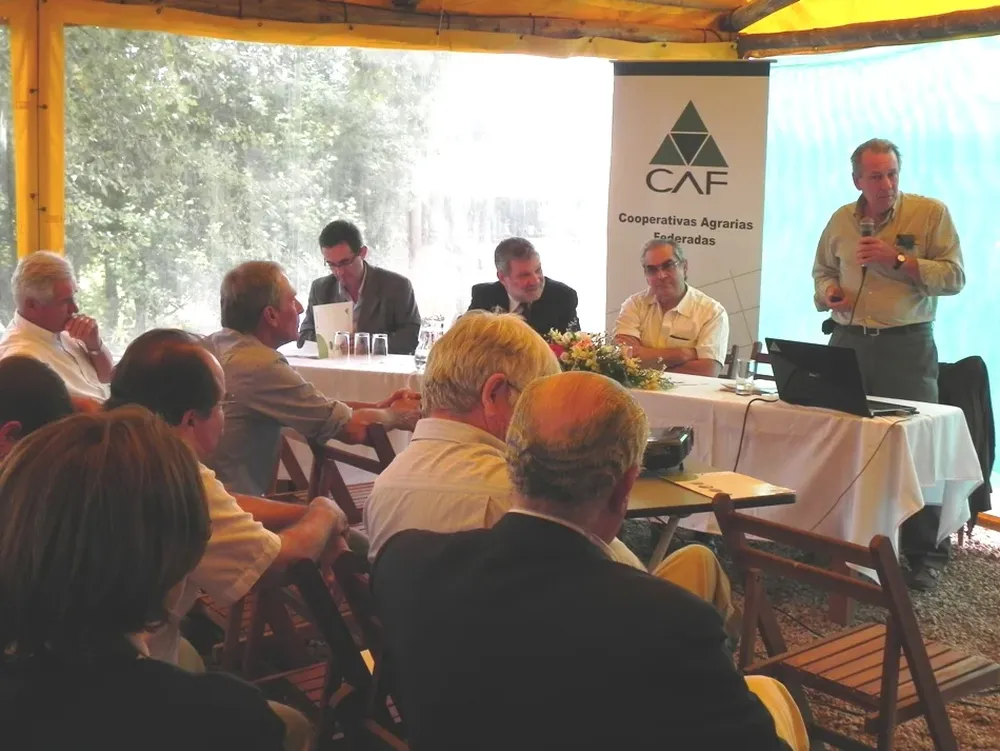 Vago en una asamblea de las cooperativas agrarias