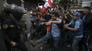 Manifestantes se enfrentan con la Policía peruana durante las jornadas del 19 de julio