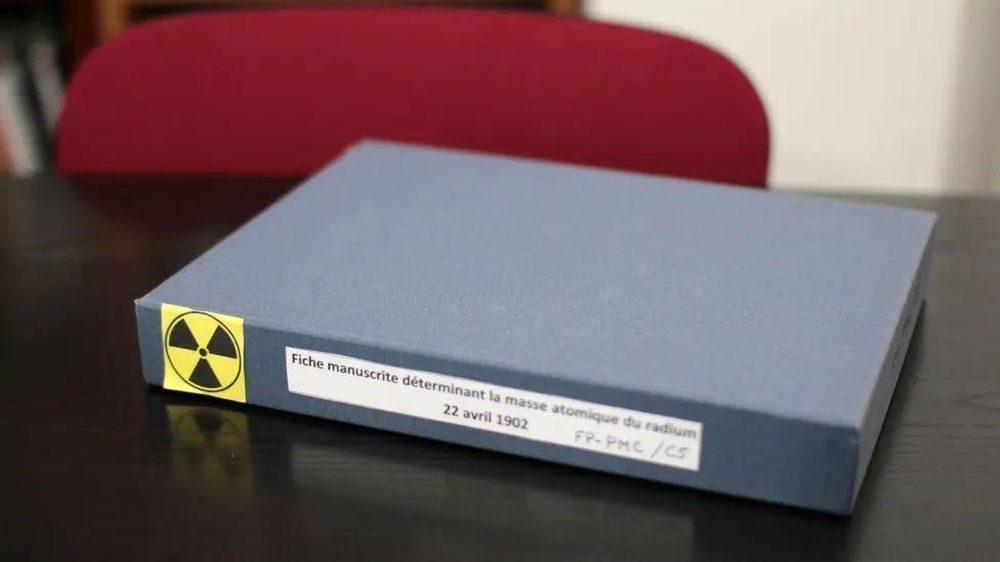 Algunas de las piezas se mantienen en recipientes marcados como radiactivos, como el caso de una nota de laboratorio.
