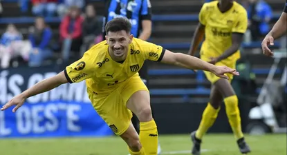 Maximiliano Silvera festeja un gol para Peñarol