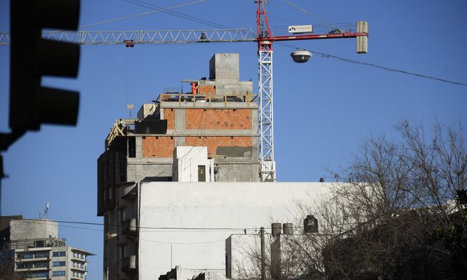 Di Candia cuestionó ley de Vivienda Promovida y contó que dos viviendas con piscinas en Parque Miramar fueron exoneradas en US$ 200 mil