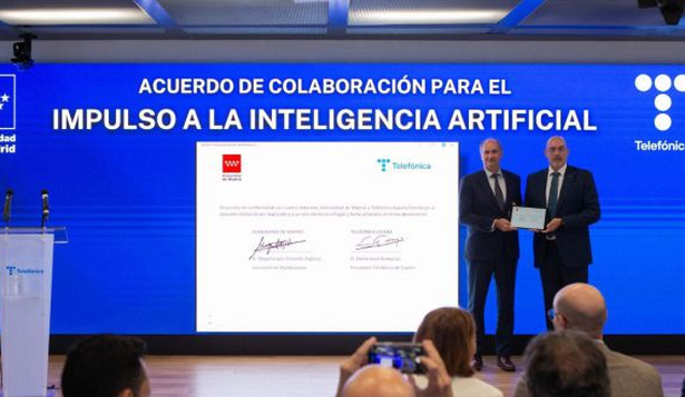De izquierda a derecha: Miguel López-Valverde, consejero de Digitalización de la Comunidad de Madrid y Emilio Gayo, presidente de Telefónica España