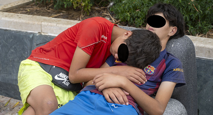 Centenares de niños marroquíes se encuentran en las calles de Ceuta a la espera de recibir atención.