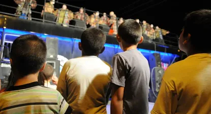 El Observador | La murga Momolandia en un Rondamomo en Villa Foresti