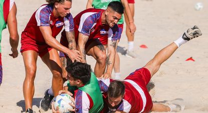 Sebastián Coates haciendo rugby en la arena en la pretemporada, le ganó con un tackle al juvenil Juan Pedro Echeverría