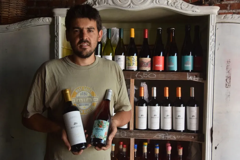 Bruno y dos de los productos que se han generado en la bodega en estos últimos años.