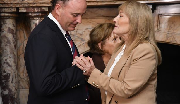 Ferber, tras su oratoria, recibe el saludo de Carolina Cosse, presidenta en ejercicio de la República.