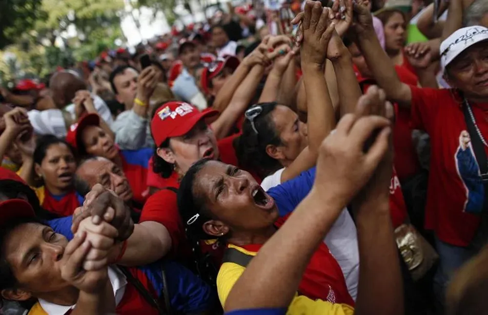 Venezuela- Seguidores del presidente venezolano, Hugo Chávez, participan en una cadena de oración