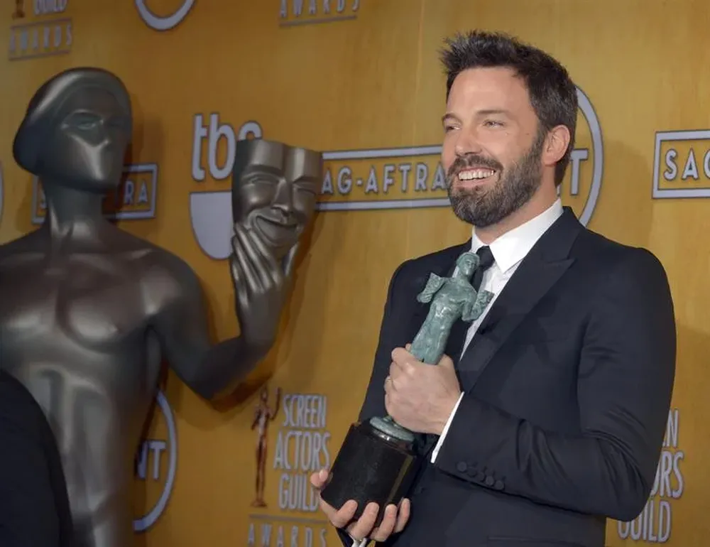 Ben Affleck sostiene el premio del Sindicato de Actores