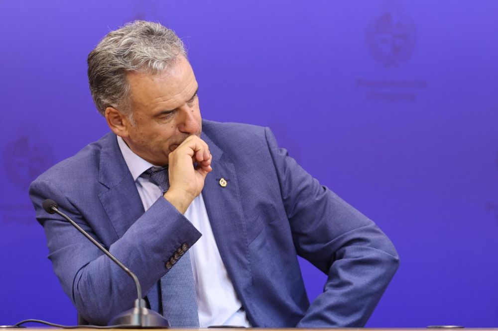 Yamandú Orsi en conferencia de prensa para anunciar medidas para mejorar la competitividad el martes 17 de marzo de 2026 en Torre Ejecutiva