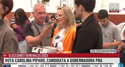 Carolina Píparo en la fila para votar