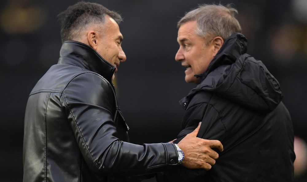 Gustavo Matosas, técnico de Danubio, y Diego Aguirre, entrenador de Peñarol, en el partido por el Torneo Clausura