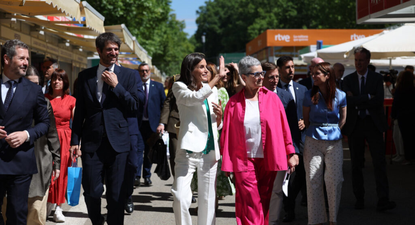 La reina Letizia en la Feria del Libro antiguo en Madrid.