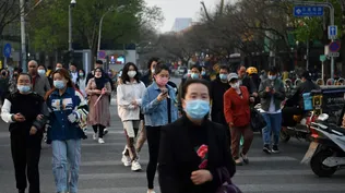 Personas cruzando la calle en Pekín