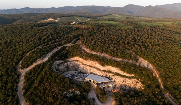 Una cava dentro de una cantera de piedra abandonada en la Toscana, el nuevo emprendimiento de Alejandro Bulgheroni