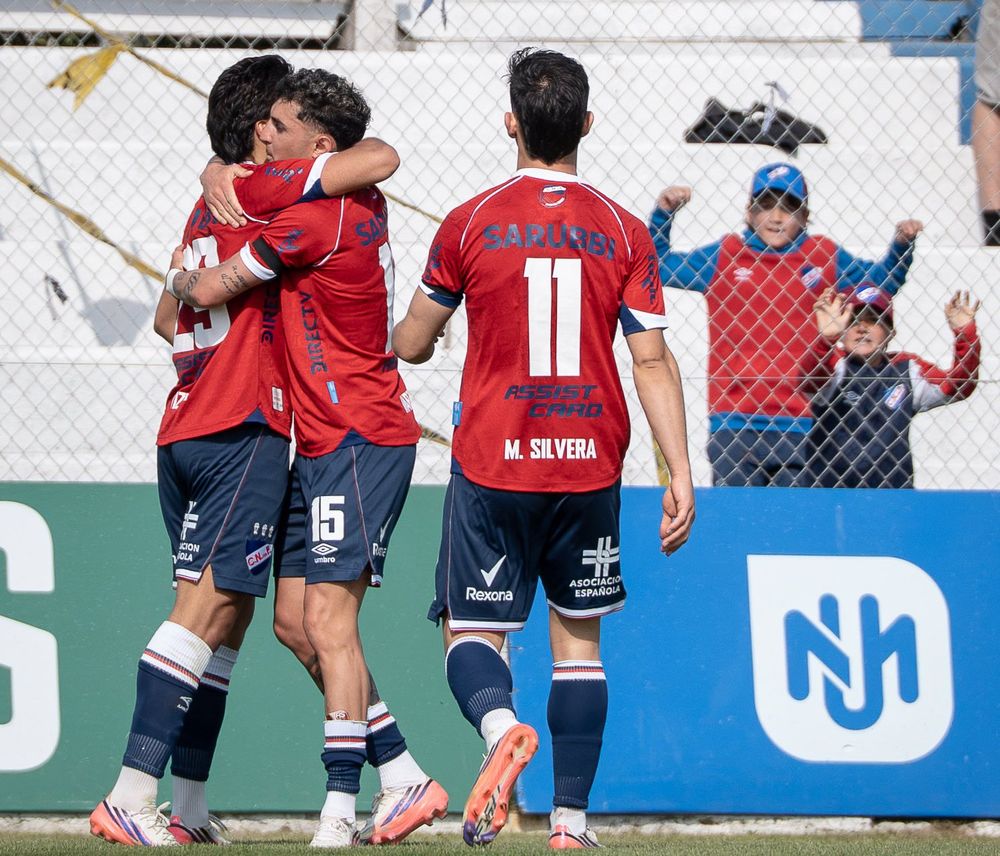 Tiziano Correa recibe el saludo de Martirena y se acerca Maximiliano Silvera tras convertir el 1-0 de Nacional ante Cerro Largo