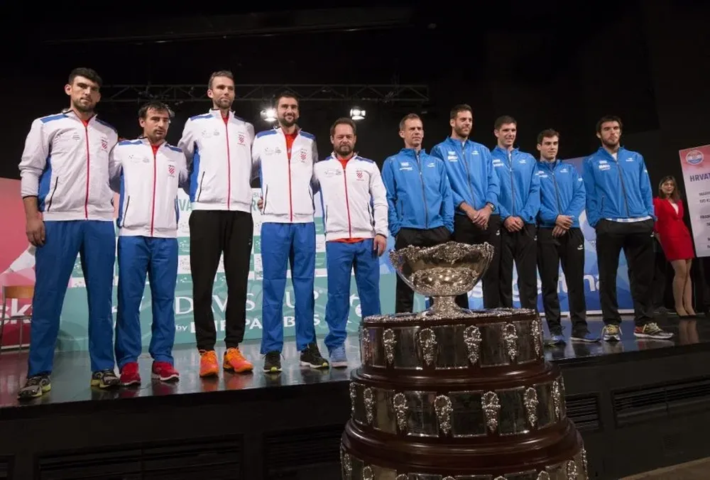 Los equipos de Croacia y Agentina junto a la Ensaladera de Plata de la Davis