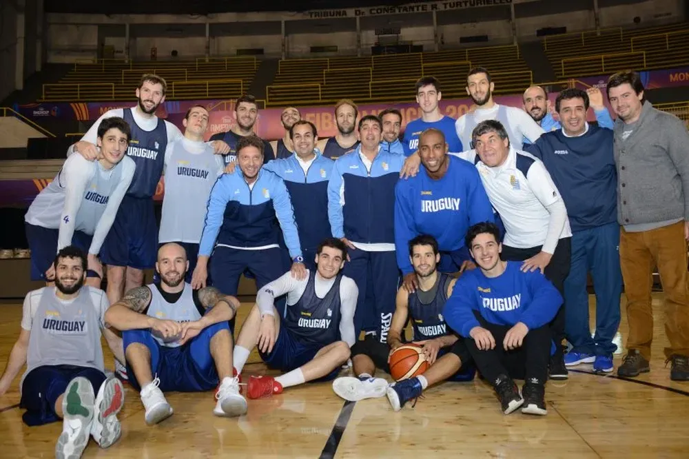 La selección de Uruguay y cuerpo técnico que jugará la AmeriCup