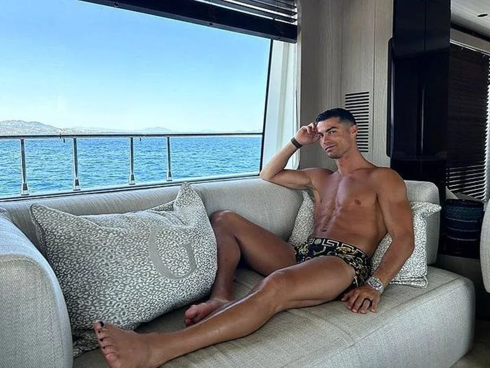 Cristiano Ronaldo de vacaciones y mostrando las uñas pintadas de los dedos de sus pies