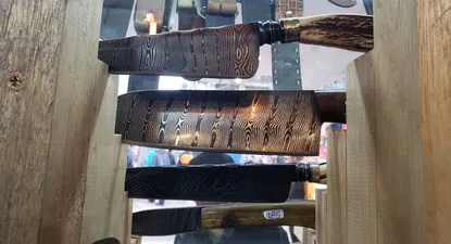 Cuchillos de acero de damasco expuestos en la Expo Prado.