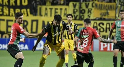 El delantero argentino Lucas Viatri celebró sus 100 compromisos con la casaca mirasol