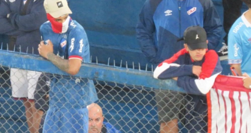 Hinchas de Nacional trepados a los tejidos y captados por el informe de seguridad