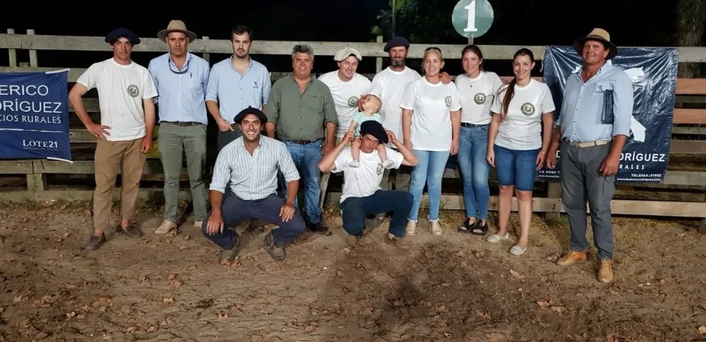 Integrantes de la cabaña junto a Federico Rodríguez al finalizar el 5° remate anual.
