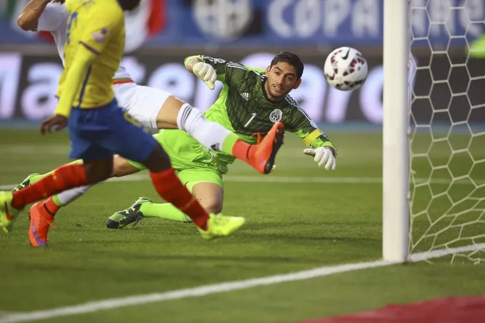 Miler Bolaños define con el arco libre tras pase de Enner Valencia