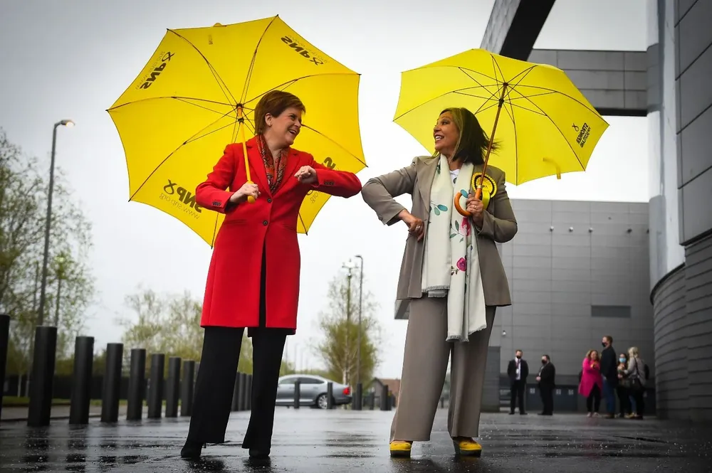 La primera ministra de Escocia y líder del SNP, Nicola Sturgeon (izquierda) felicita a la candidata del SNP, Kaukab Stewart, después de ser elegida