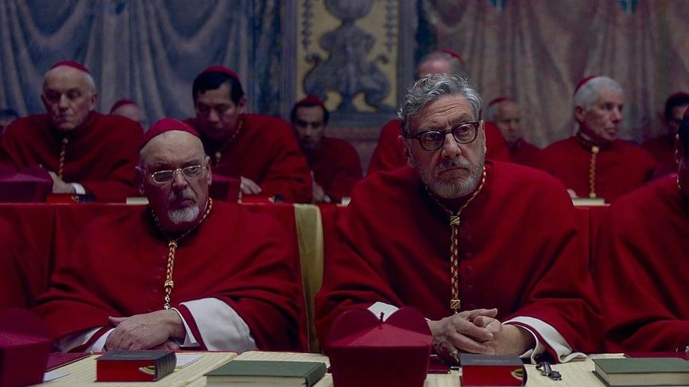 Cónclave imagina las maniobras entre diferentes candidatos papales, incluido el cardenal conservador Tedesco (Sergio Castellitto).