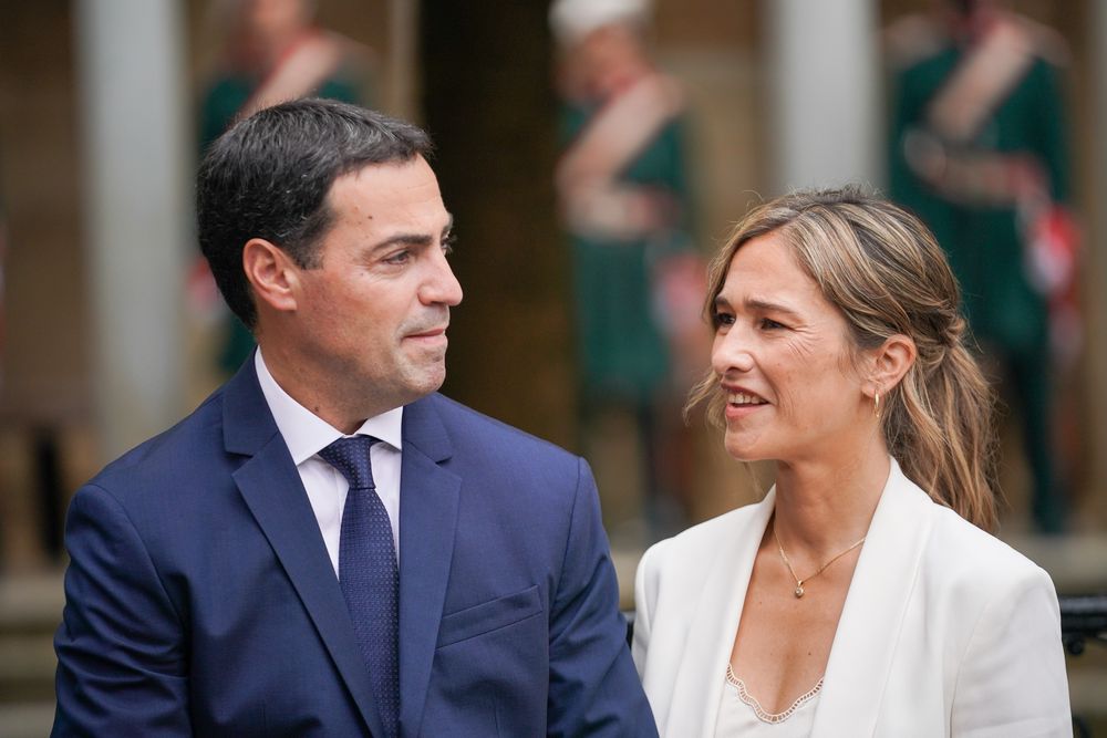 El nuevo lehendakari, Imanol Pradales, y su esposa, Laura Sáez, durante el acto de toma de posesión de Imanol Pradales de su nuevo cargo, en la Casa de Juntas de Gernika. Foto: Europa Press.