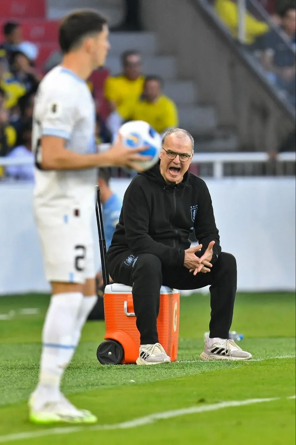 Bielsa se mostró muy activo en el banco durante los 90 minutos