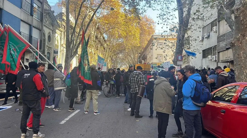 La manifestación a las afueras de la sede de OSE