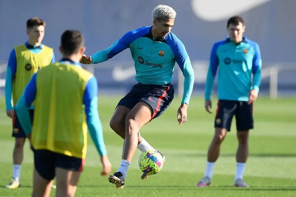 Ronald Araujo entrenando