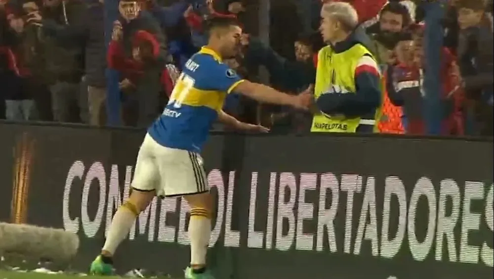 Marcelo Weigandt recibió un piquete de ojos de un alcanzapelotas de Nacional en pleno partido ante Boca Juniors Marcelo Weigandt recibió un piquete de ojos de un alcanzapelotas de Nacional en pleno partido ante Boca Juniors