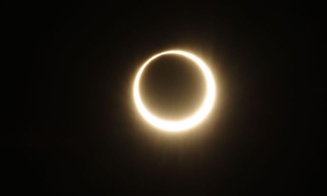 El eclipse solar anular deja visible un delgado aro de luz.