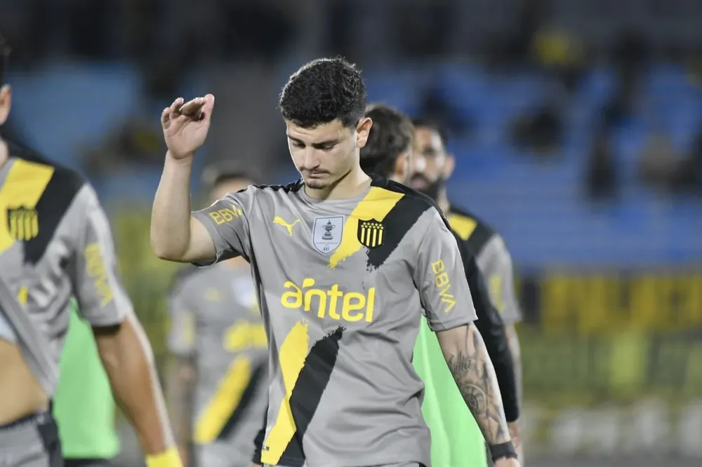 Peñarol volvió a retirarse con la cabeza gacha de un partido