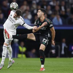 Federico Valverde de Real Madrid ante Mikel Merino de Arsenal por la Champions League
