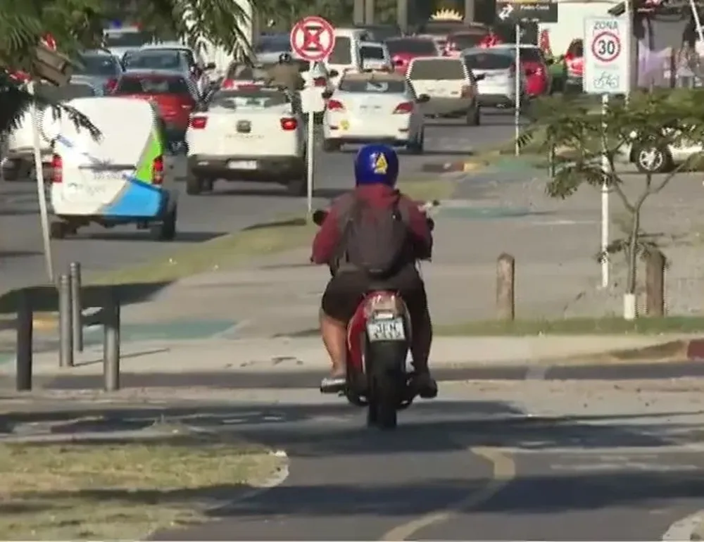 Un motociclista circuló por la bicisenda de Avenida Italia