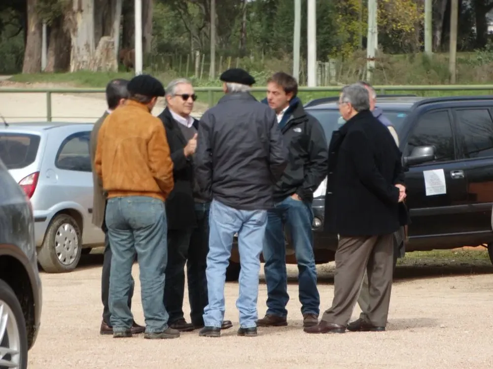 La reunión se inició, en forma distendida, en el estacionamiento del predio de la rural floridense.