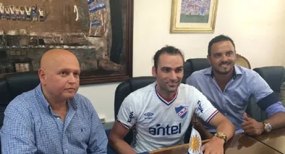 Gamalho con la camiseta de Nacional