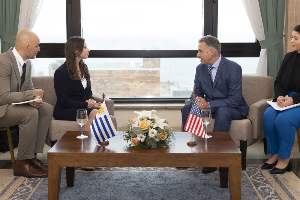 Yamandú Orsi reunido con una delegación de Estados Unidos