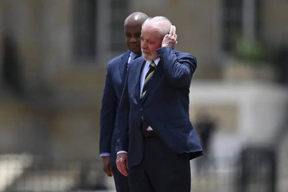 El presidente brasileño Luiz Inácio Lula da Silva, enfretado con su par argentino Javier Milei