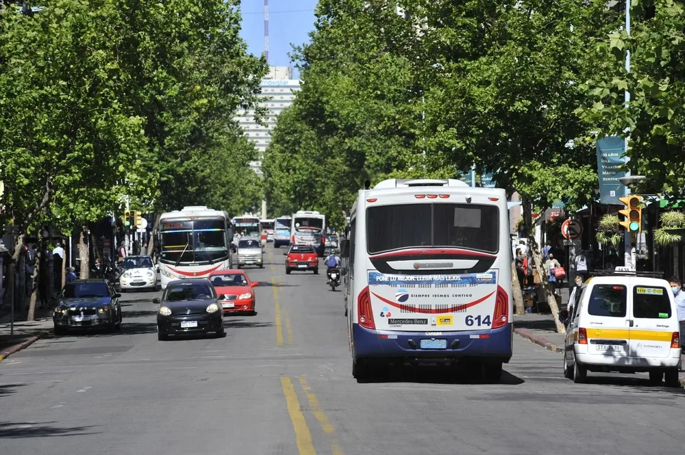 Con 711 contagios sumados entre el lunes y el martes en Montevideo, la capital volvería a ingresar a zona roja