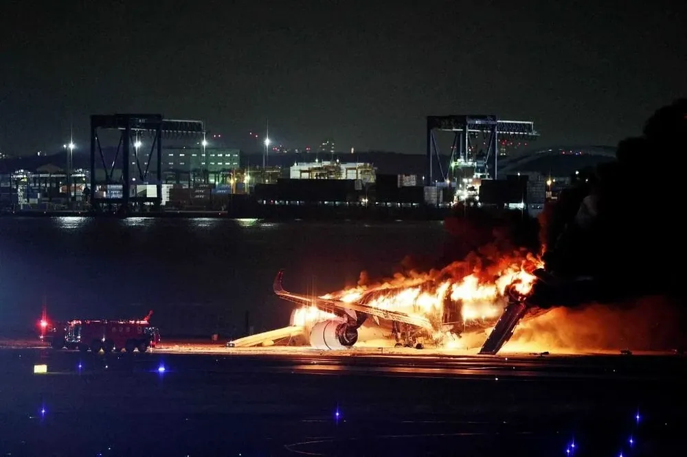 Buscan 5 desaparecidos tras choque de aviones en el aeropuerto de Tokio Haneda