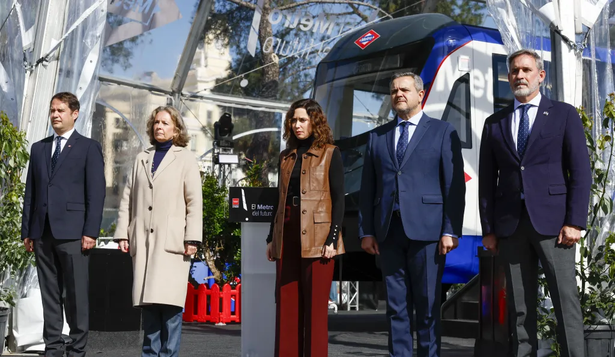 La presidenta de la Comunidad de Madrid, Isabel Díaz Ayuso (c), entre otros, guardan un minuto de silencio en recuerdo del papa Francisco