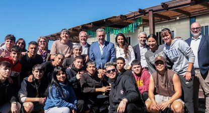 El presidente Yamandú Orsi junto a alumnos de la UTU - Los Céspedes