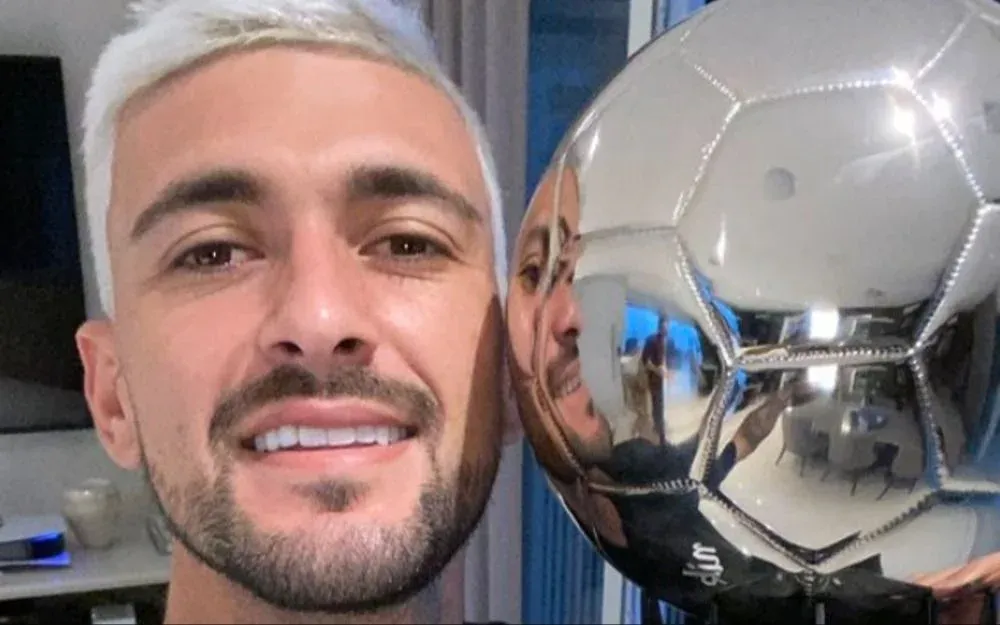 Giorgian De Arrascaeta con su nueva Bola de Prata