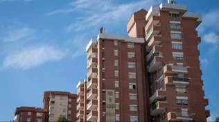 Cartel de alquiler de viviendas en la fachada de un edificio de Barcelona